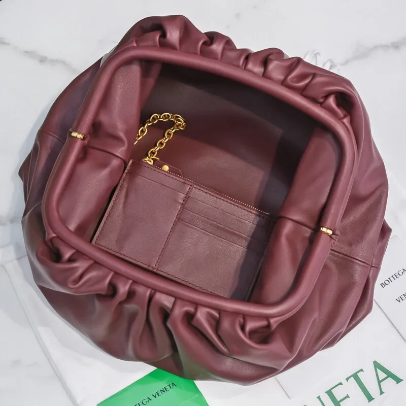 Batch 1660 Bottega Veneta cloud bag ☁️POUCH series original plain calfskin, super low-key and attractive, soft and casual, major Internet celebrity bloggers are crazy about calling it, fashionable and classy, ​​lazy and intellectual Large size: 38x20x8.5cm (large cloud plain) burgundy red